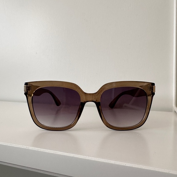 Elegant Brown Sunglasses - Picture 2 of 3